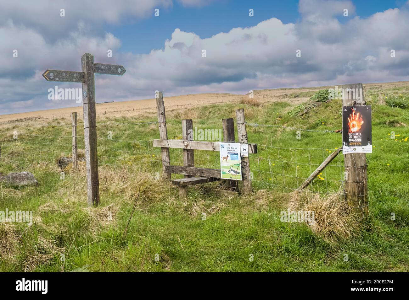 07.05.23 Marsden, West Yorkshire, Vereinigtes Königreich. Wegweiser auf dem „Pennine Way“ in der Nähe des Marsden Moor Stockfoto