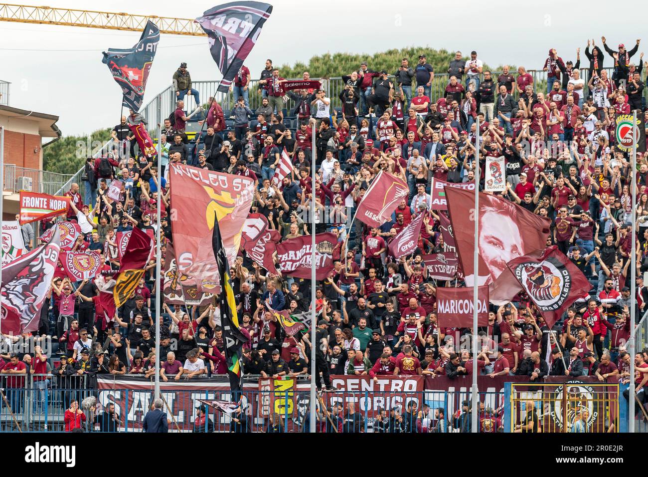 Empoli, Italien. 08. Mai 2023. Carlo Castellani Stadion, Empoli, Italien, 08. Mai 2023, Fans von Salernitana während des Empoli FC gegen US Salernitana - spiel der italienischen Fußballserie A Credit: Live Media Publishing Group/Alamy Live News Stockfoto