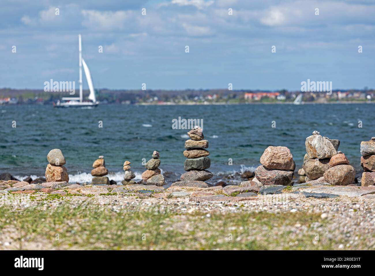 Cainrs am nördlichsten Punkt des deutschen Festlands mit Blick auf Dänemark, Segelboot, Ostsee, Holnis-Halbinsel, Schleswig-Holstein, Deutschland Stockfoto