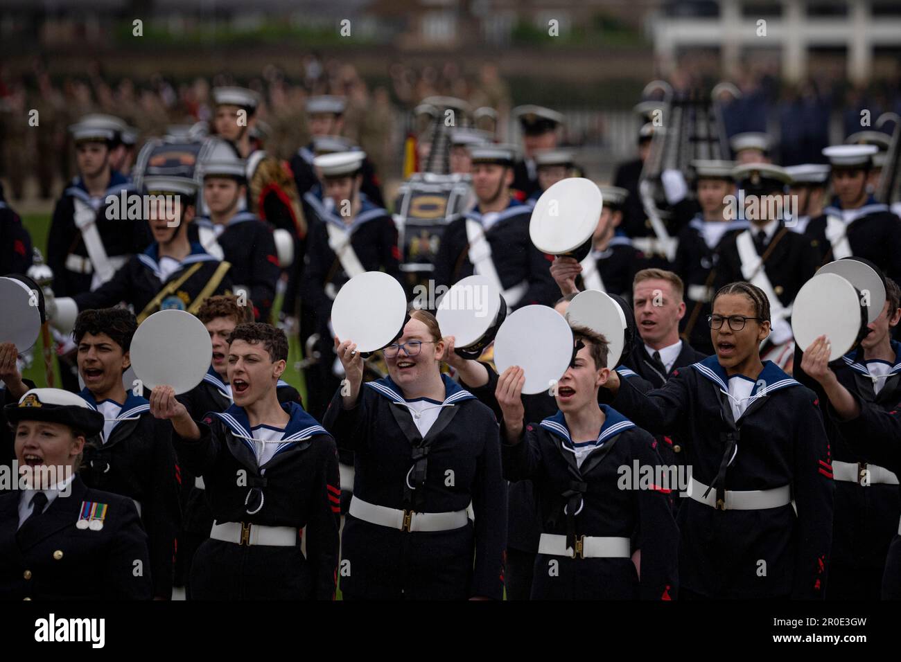 Sea Cadets from across the UK give three cheers as a tribute to King Charles III after his Coronation on Saturday, in Greenwich, England, Monday, May 8, 2023. (AP Photo/ Andreea Alexandru) Stockfoto
