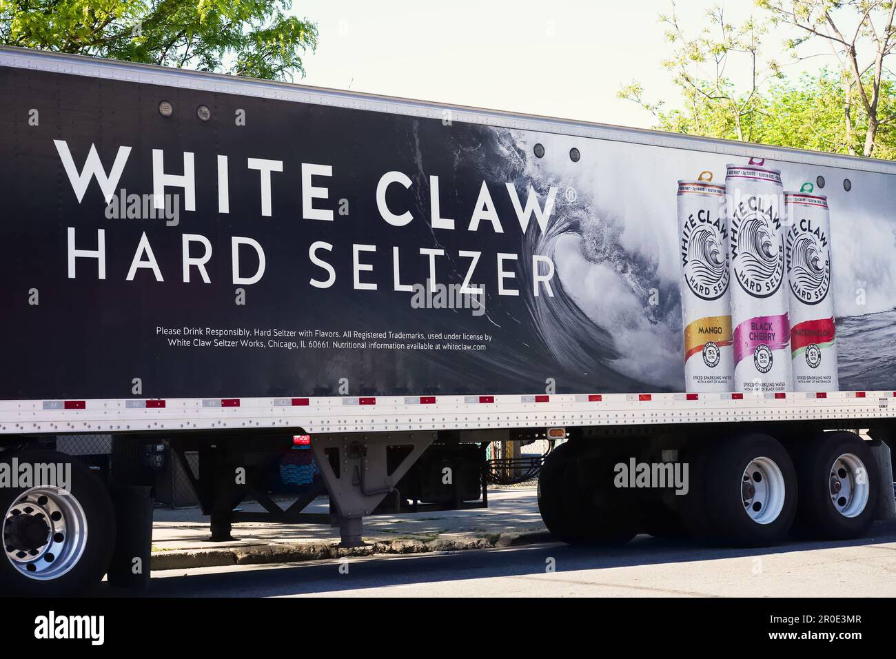 New York, New York - 6. Mai 2023 : beliebtes Alkoholgetränk White Claw Hard Seltzer Markenmarketing auf Lieferwagen. Stockfoto