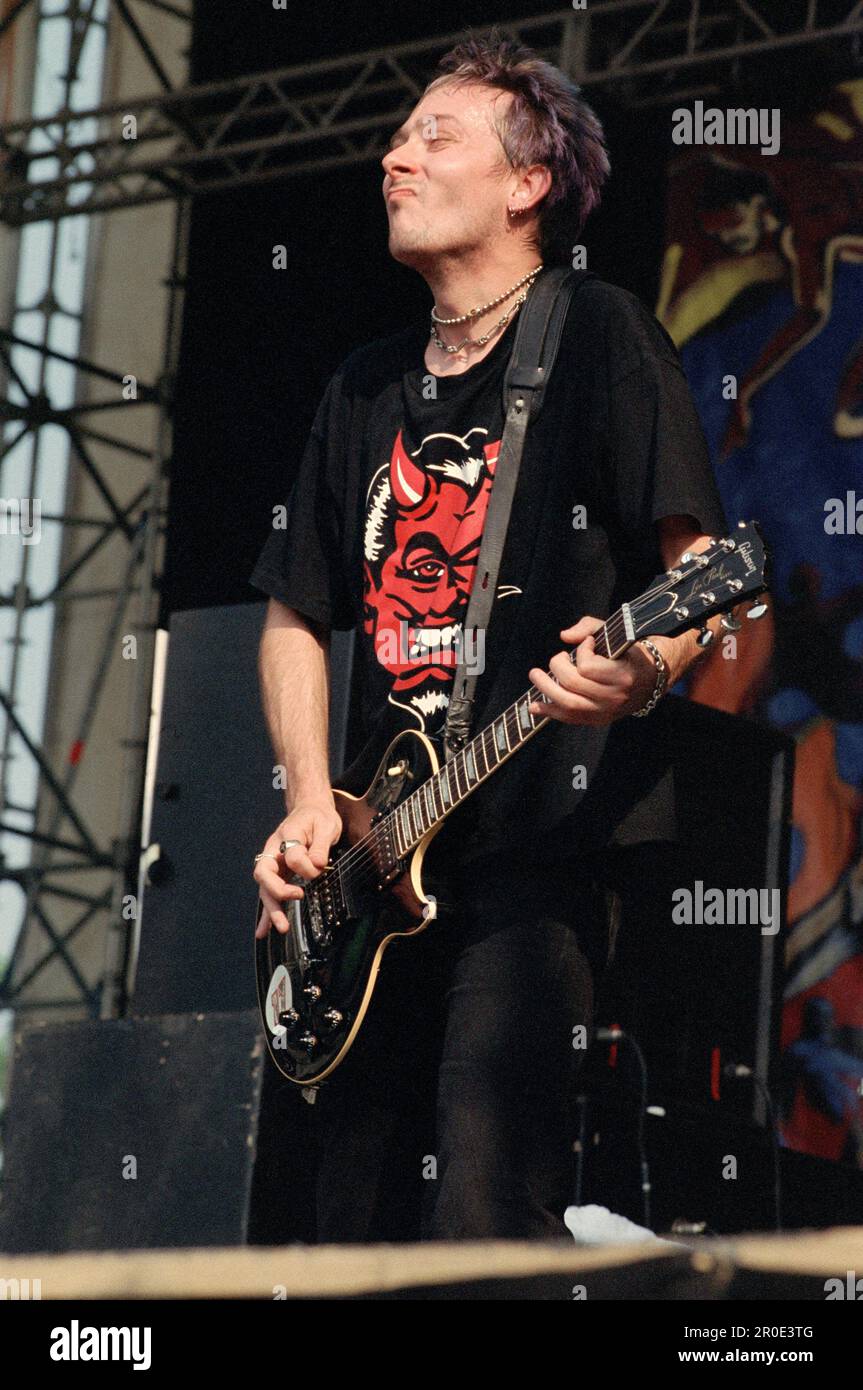 Mailand Italien 1996-07-11 : Brian Baker Gitarrist der amerikanischen Punk-Band Bad Religion tritt auf der Bühne des Sonoria Festivals 1996 auf Stockfoto