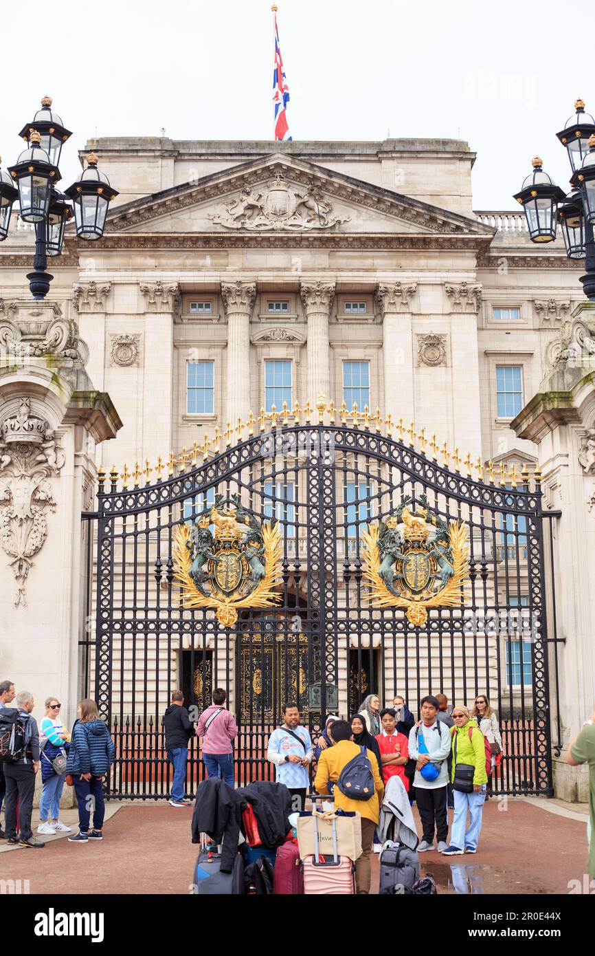 Buckingham Palace, London, Mai 2023. Touristen posieren für ein Foto vor den Schlosstoren, am Tag nach der Krönung der Könige. Viele Touristen besuchen Th Stockfoto