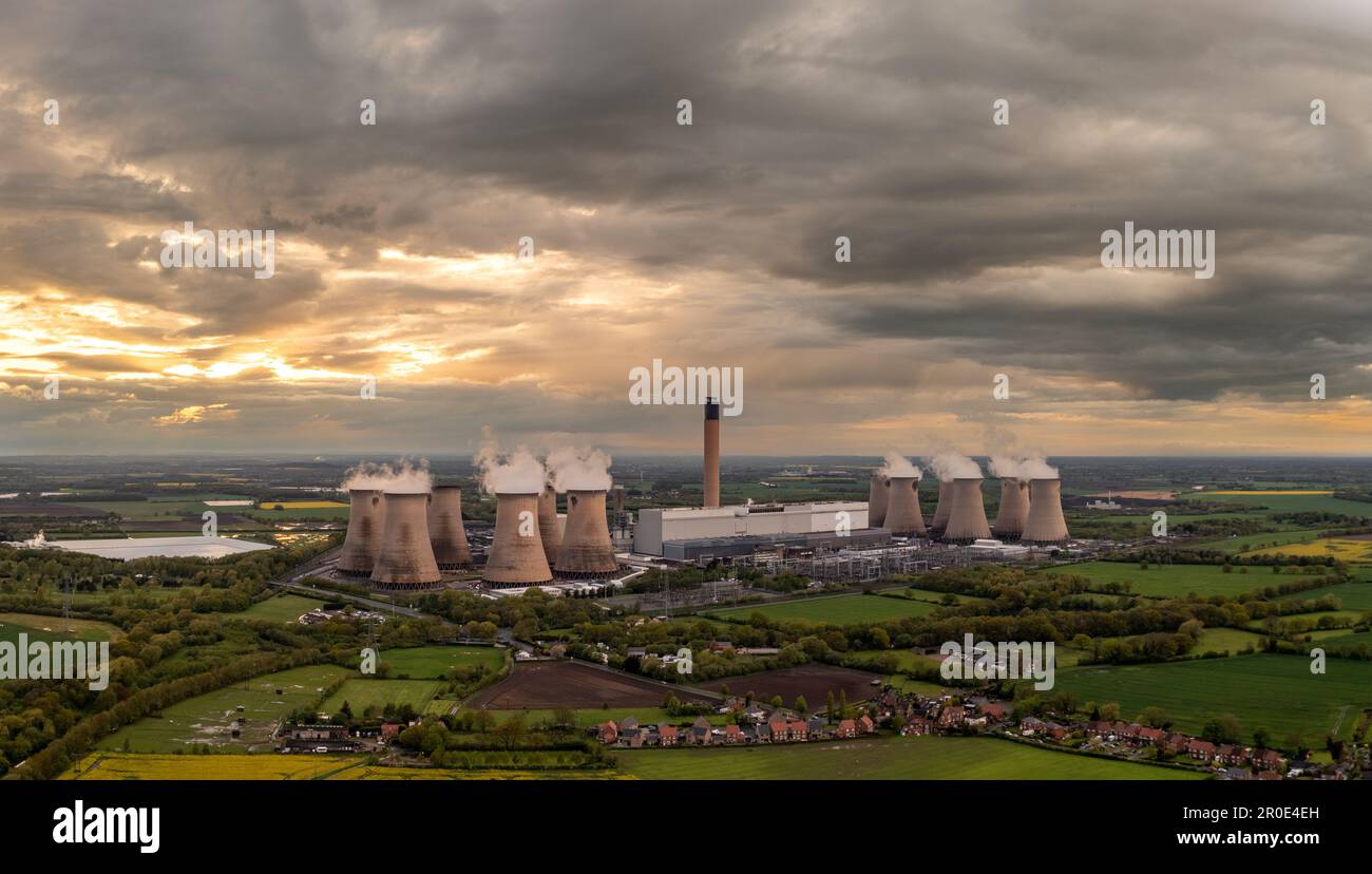 DRAX-KRAFTWERK, SELBY, UK - 5. MAI 2023. Blick aus der Vogelperspektive auf das Drax Power Station in North Yorkshire mit Rauchschornsteinen und Kühltürmen Stockfoto
