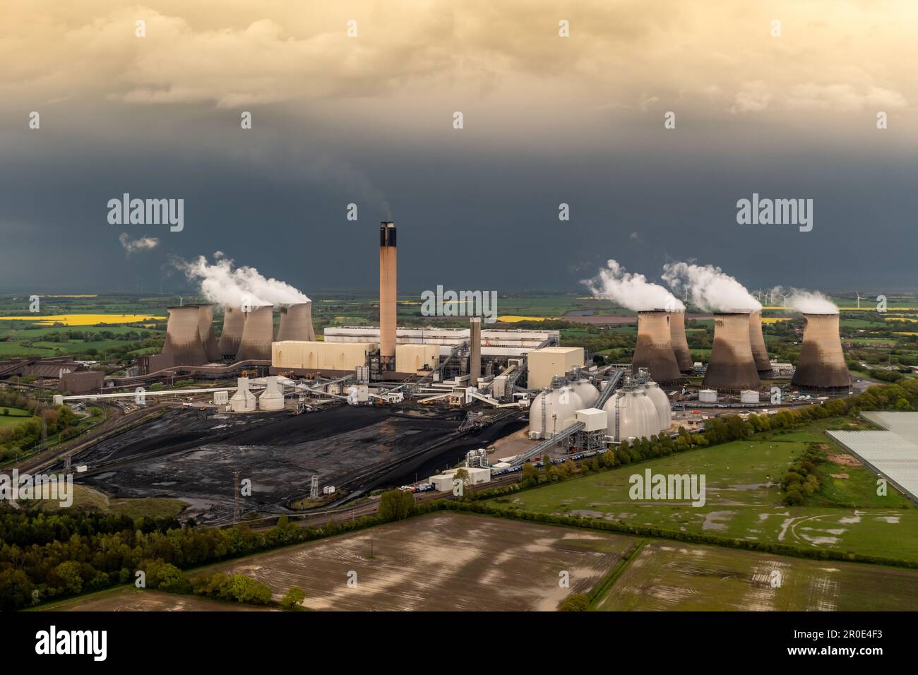 Blick aus der Vogelperspektive auf das Drax Power Station in North Yorkshire mit schmutzigen Rauchschornsteinen und Kühltürmen, die die Luft mit CO2-Emissionen verschmutzen Stockfoto