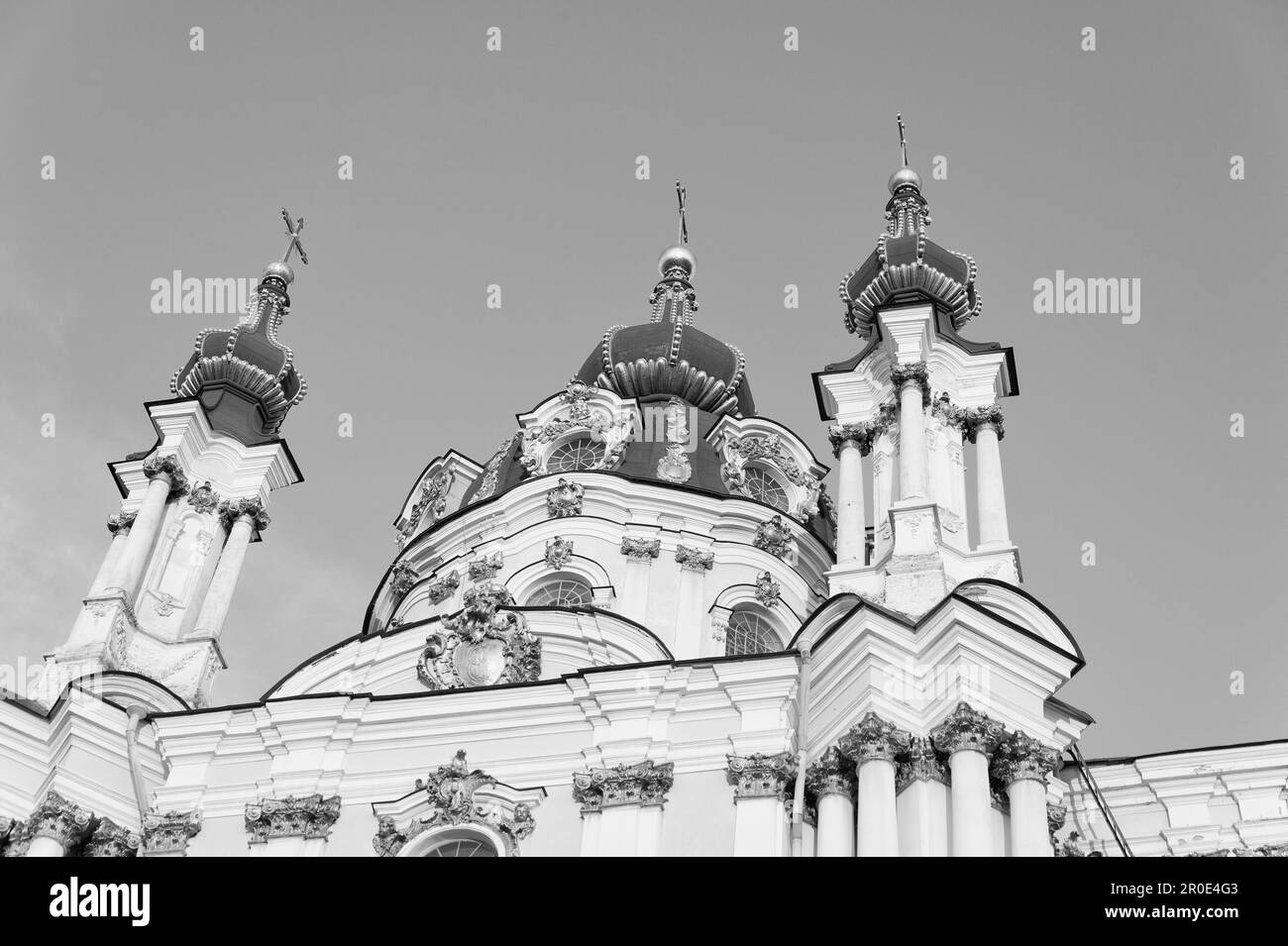 barocke orthodoxe kirche in kiew mit Kuppeln und Kreuzen Stockfoto