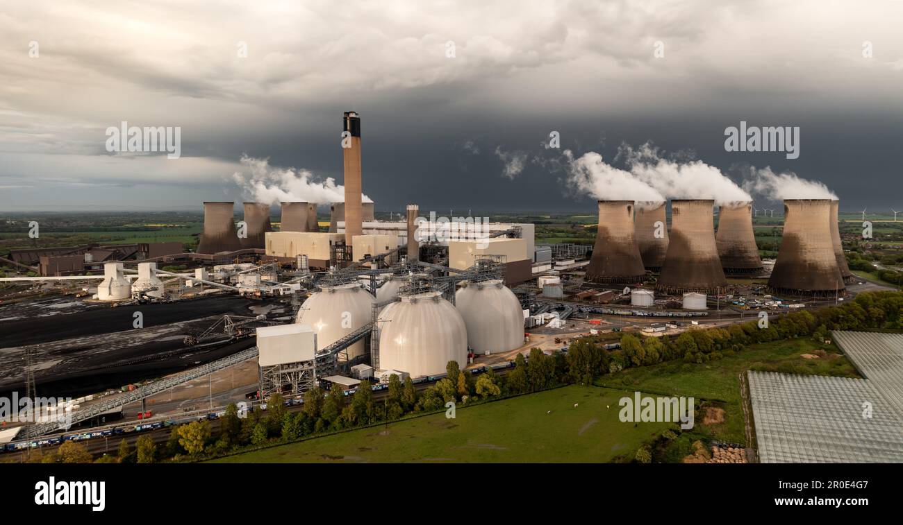 Blick aus der Vogelperspektive auf das Drax Power Station in North Yorkshire mit Biokraftstoff-Lagertanks zur Verbrennung von Biomasse für saubere Elektrizität Stockfoto