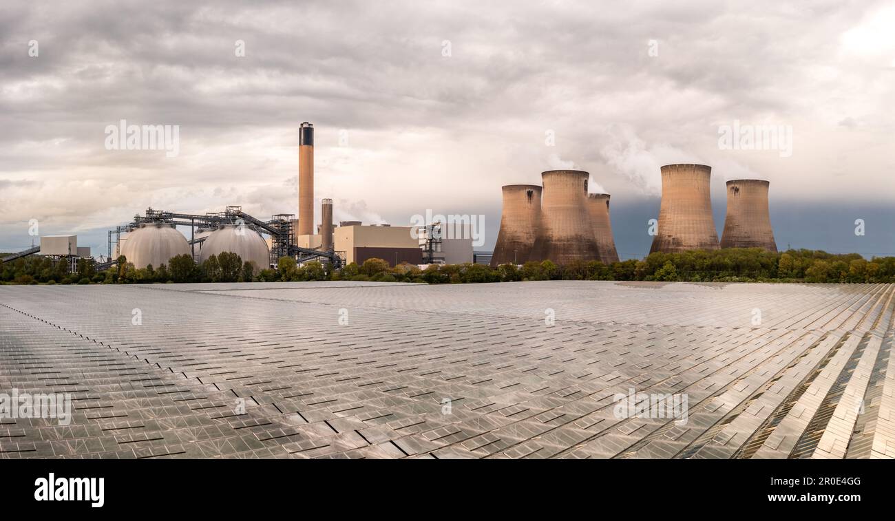 Blick aus der Vogelperspektive auf Drax Power Station in North Yorkshire und English Village Salate, die überschüssige Wärme zum Aufwärmen von Gewächshäusern für die Salatzucht verwenden Stockfoto