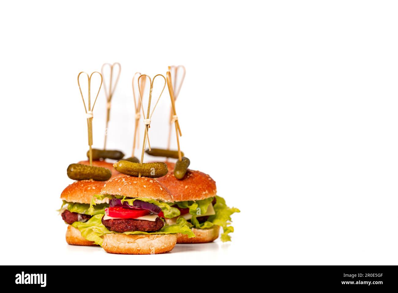 Gruppe kleiner vegetarischer Hamburger, weißer Hintergrund, Kopierraum auf der rechten Seite Stockfoto
