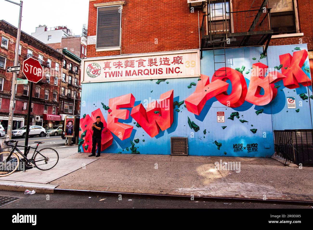 Graffiti an der Seite des Twin Marquis Gebäudes auf der 39 Canal St., New York City, USA Stockfoto