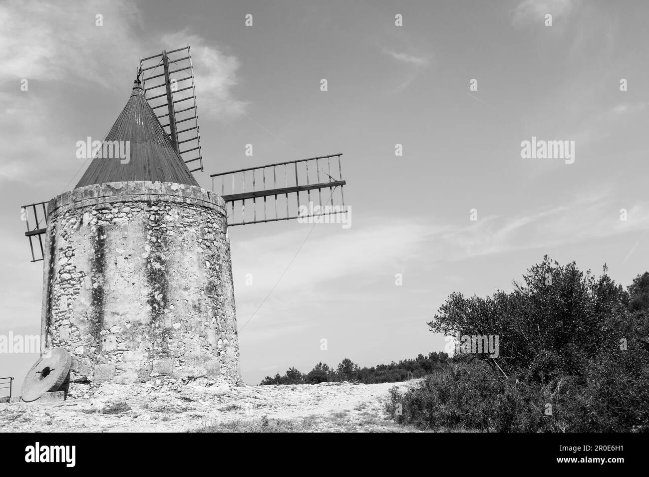 Region der Provence, Frankreich. Alte Mühle Fontvieille, gemacht aus Stein und Holz Stockfoto