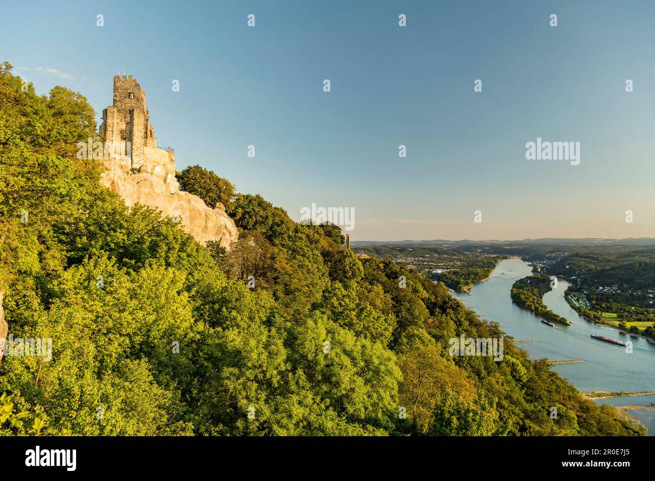 Blick von Drachenfels auf die Insel Nonnenwerth, den Rhein, Nordrhein-Westfalen, Deutschland Stockfoto