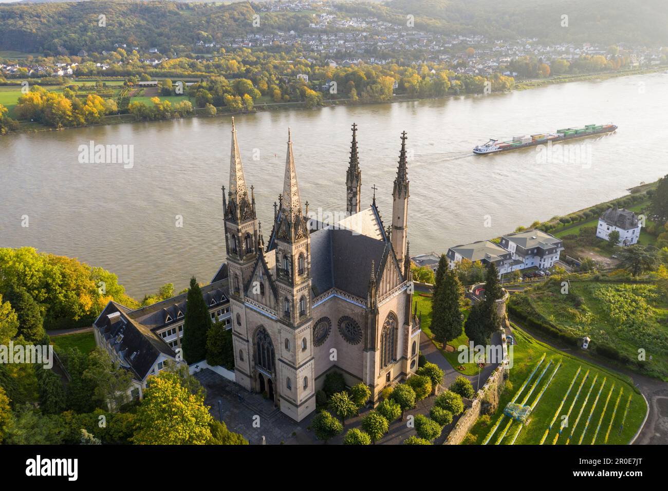 Die Apollinariskirche über der Stadt Remagen, Nordrhein-Westfalen, Deutschland Stockfoto