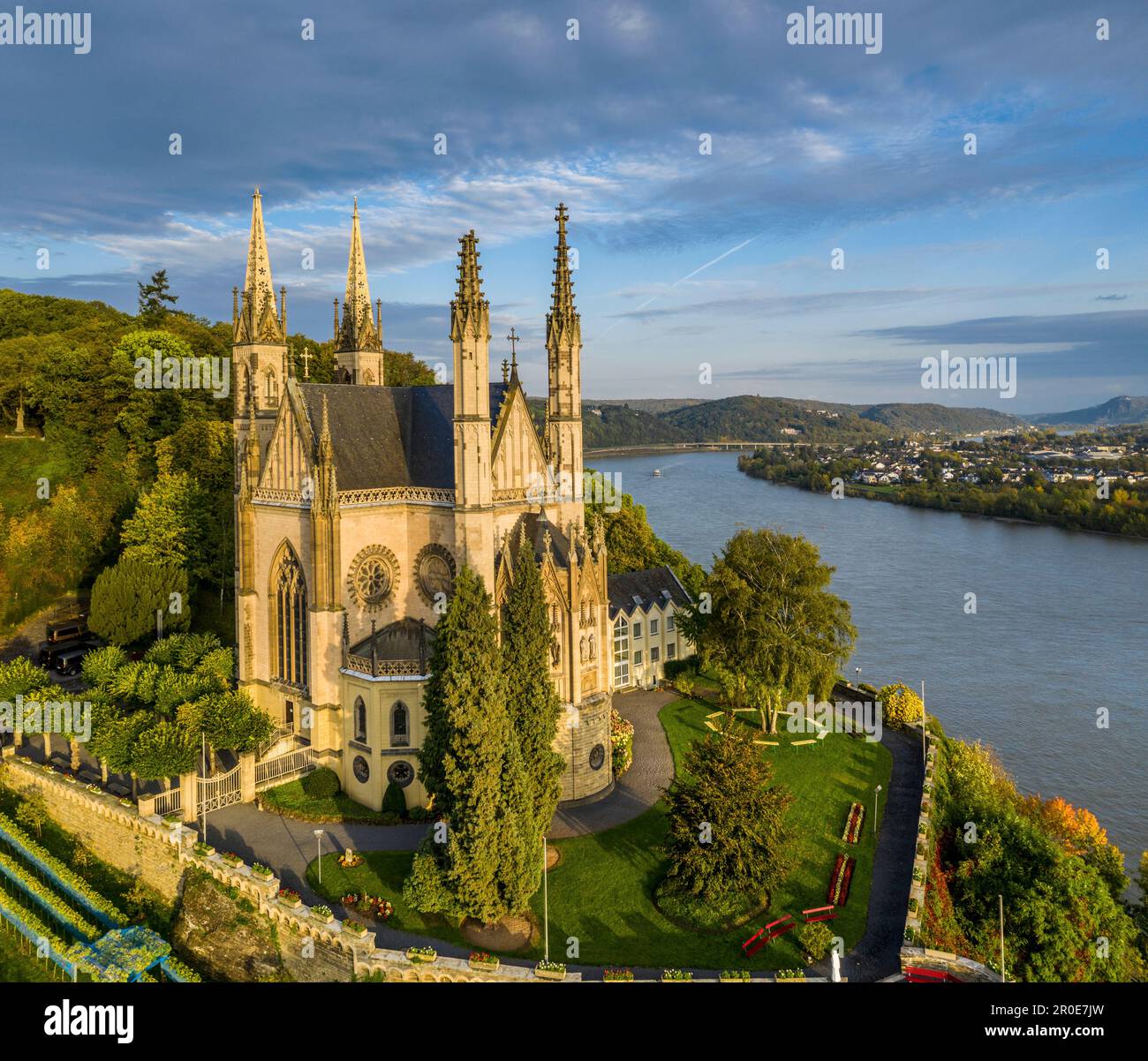 Die Apollinariskirche über der Stadt Remagen, Nordrhein-Westfalen, Deutschland Stockfoto