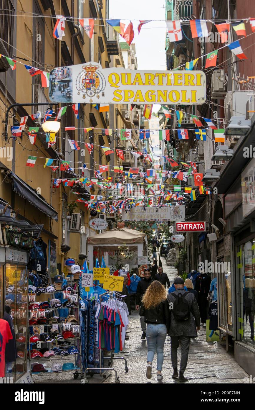Eine Straßenszene im Viertel Quartieri Spagnoli, Neapel, Kampanien, Italien Stockfoto