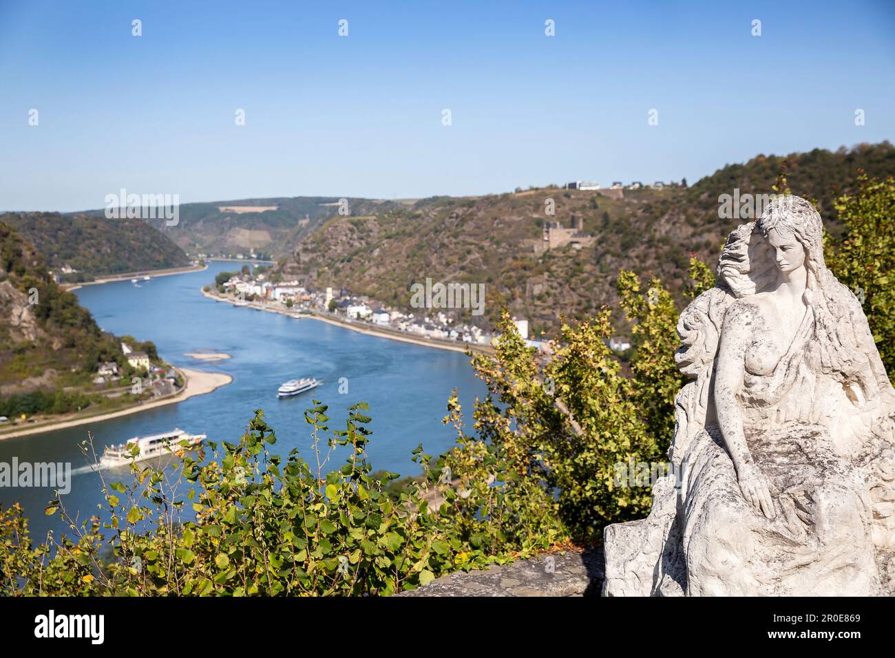 Loreley, Statue auf dem Loreley-Plateau auf dem Felsen nahe St. Goarshausen, Rheinland-Pfalz, Deutschland Stockfoto