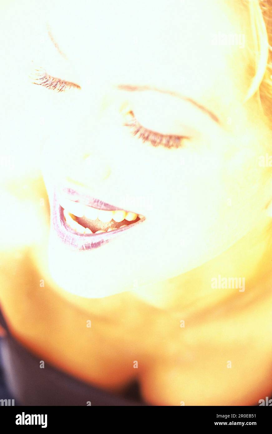 Porträt einer jungen, schön lächelnden Frau von oben Stockfoto