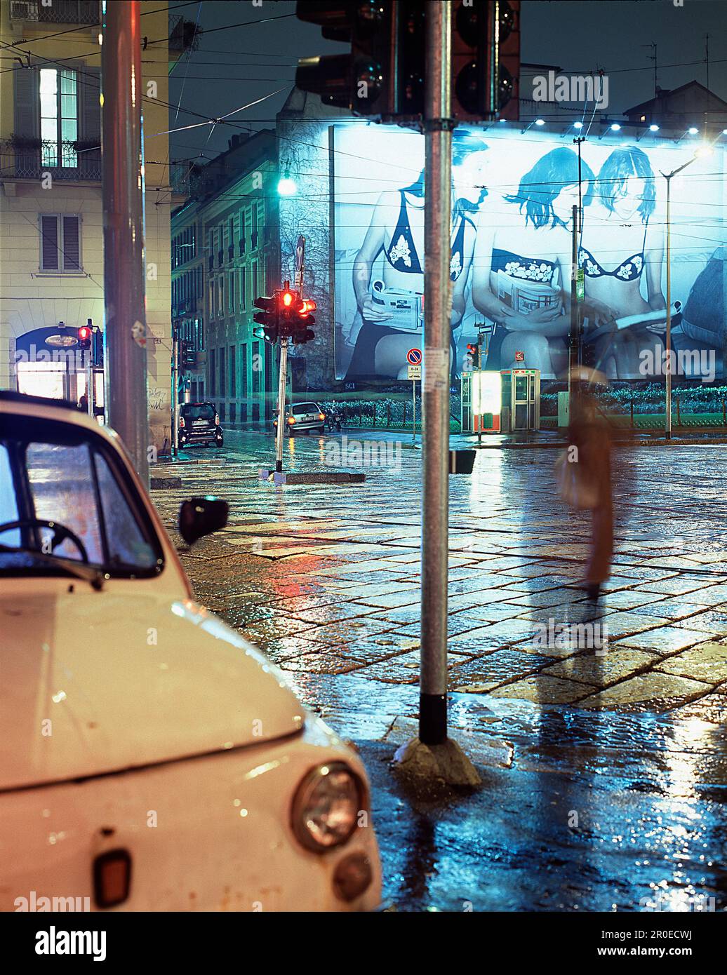 Riesige Werbung hängt am Gebäude, überquert die Via dell Orso und Via Broletto, Mailand, Italien Stockfoto