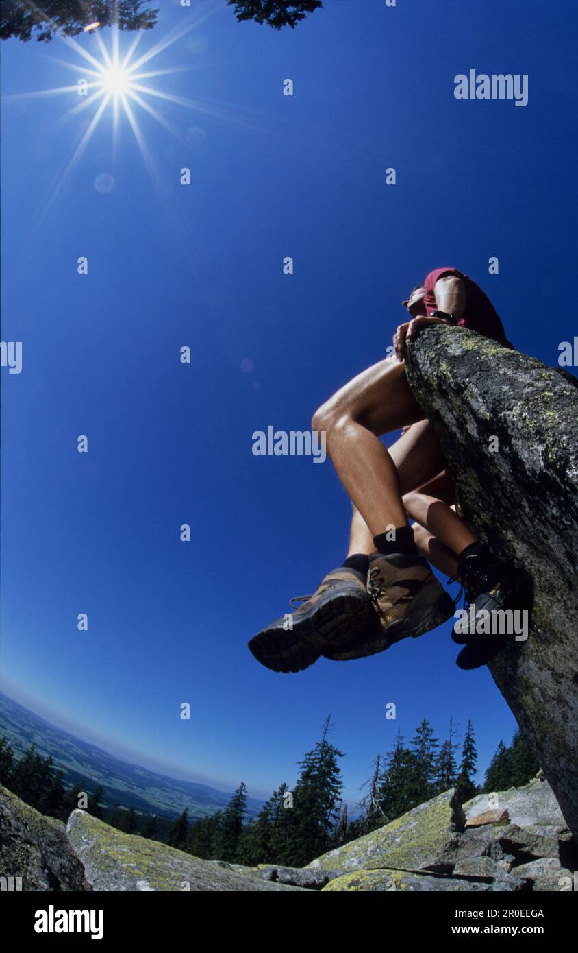Zwei Wanderer, ein Paar sitzt auf einem Granitblock, Mühlviertel, Oberösterreich, Österreich Stockfoto