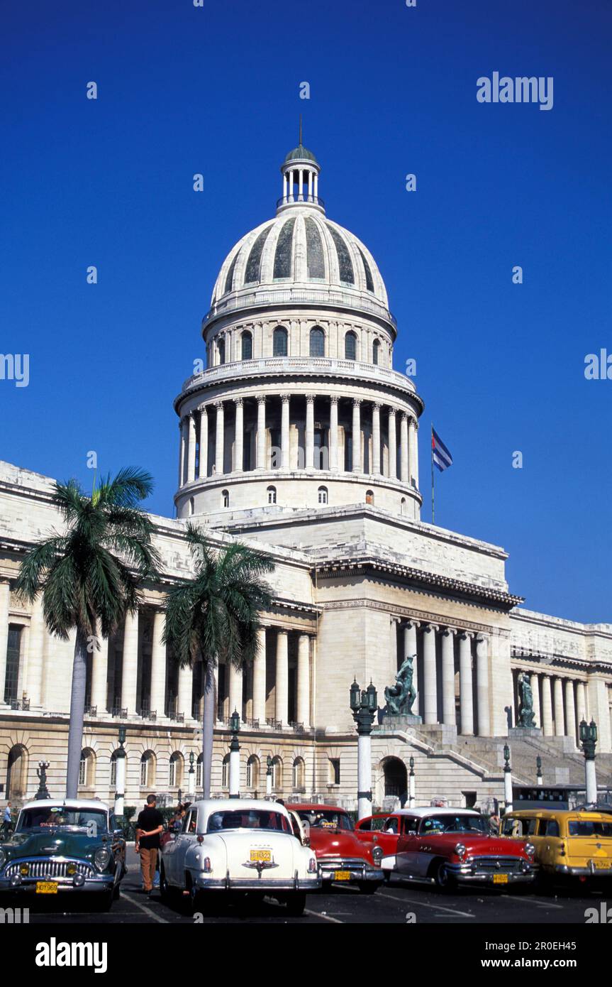 Alte Taxis vor Capitolio Nacional, Havanna Kuba, Karibik Stockfoto