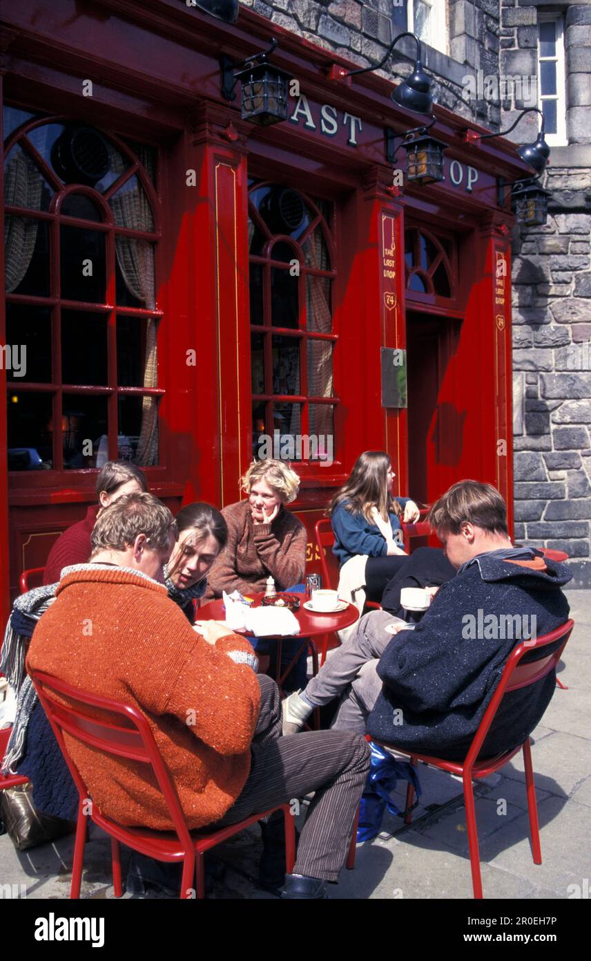 Leute vor dem Pub The Last Drop, Grassmarket, Edinburgh, Schottland, Großbritannien, Europa Stockfoto