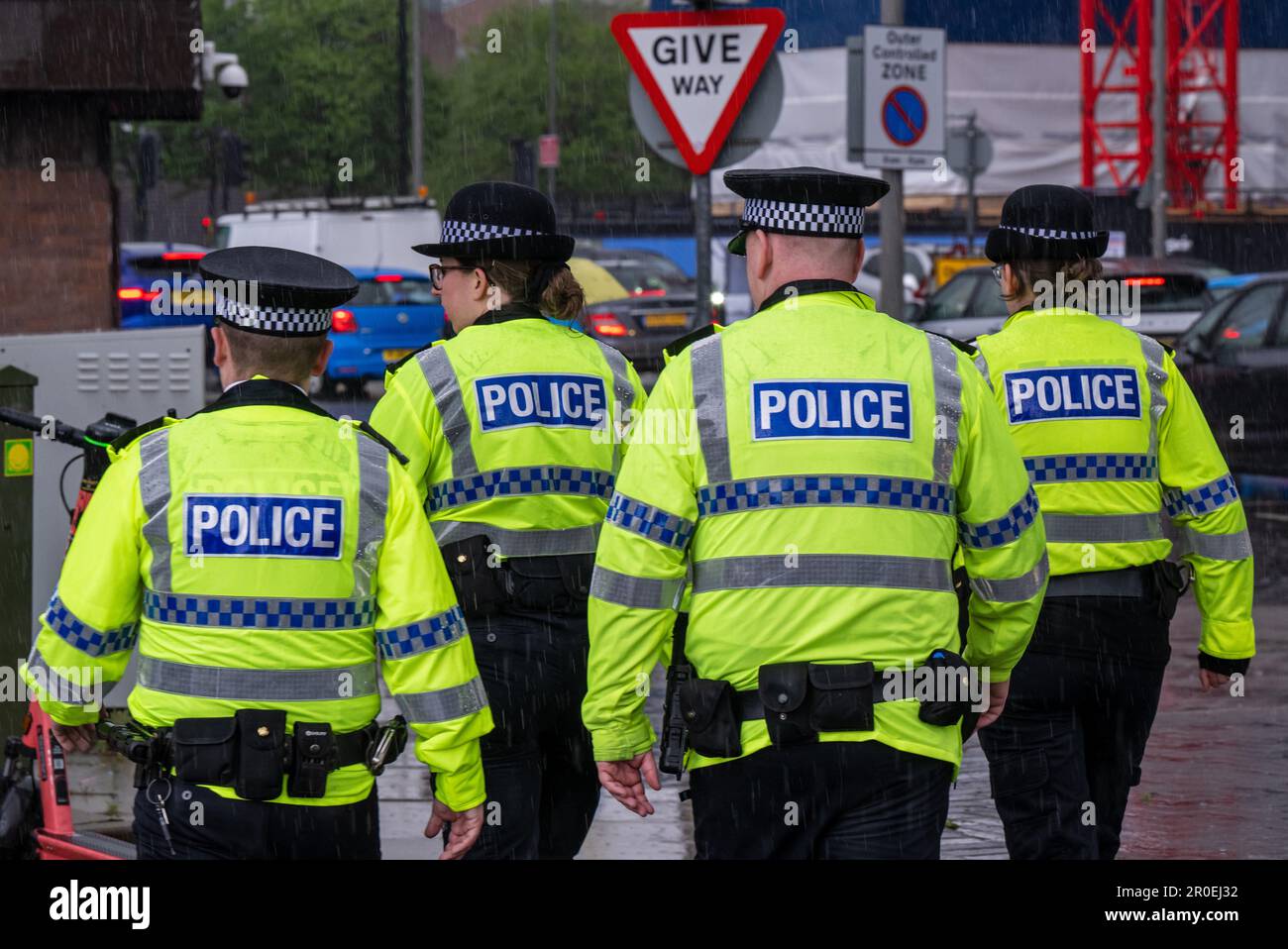 Liverpool, Großbritannien. 08. Mai 2023. Polizeibeamte gehen am Veranstaltungsort des Eurovision Song Contest vorbei, der M&S Bank Arena. Der Eurovision Song Contest 2023 findet in Liverpool statt. Kredit: Peter Kneffel/dpa/Alamy Live News Stockfoto