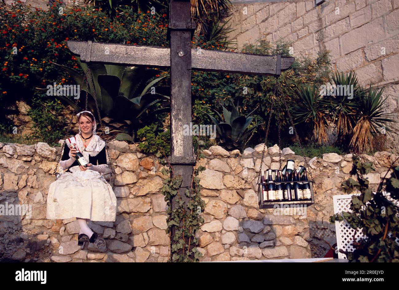 Der Vertreter der Gewinner wird in der Bilanz gegen Weinflaschen, Wine Festival, Sitges, Costa de Garraf, Spanien, gewogen Stockfoto