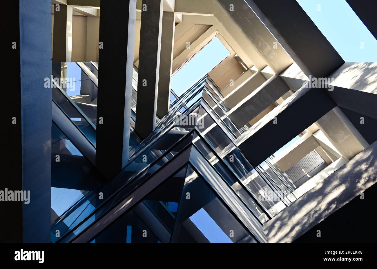 Skyward-Aufnahme eines Gebäudes mit geometrischen Formen, Glas und Beton, Winkeln und Reflexionen Stockfoto