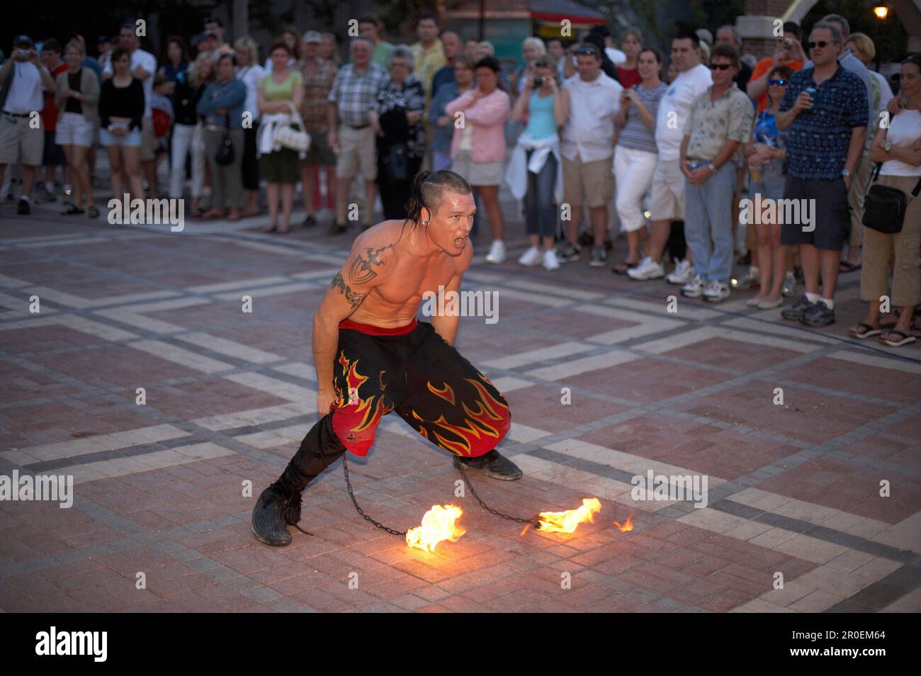 Feuerkünstler bei den Daily Sunset Celebrations, Mallory Square, Key West Florida, USA Stockfoto