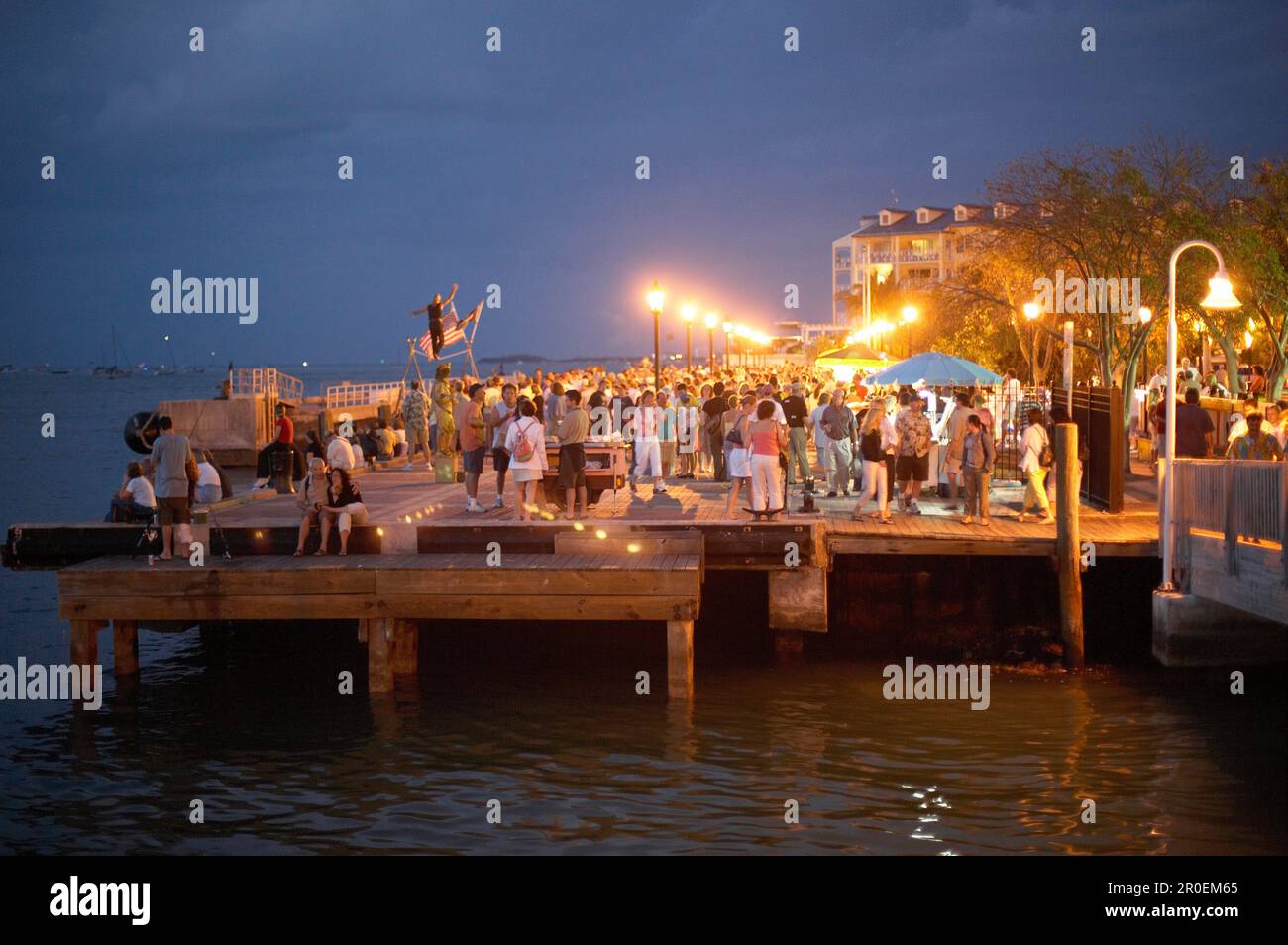 Pier gefüllt mit Zuschauern beim täglichen Sonnenuntergang ce, Mallory Square, Key West, Florida Keys, Florida, USA Stockfoto