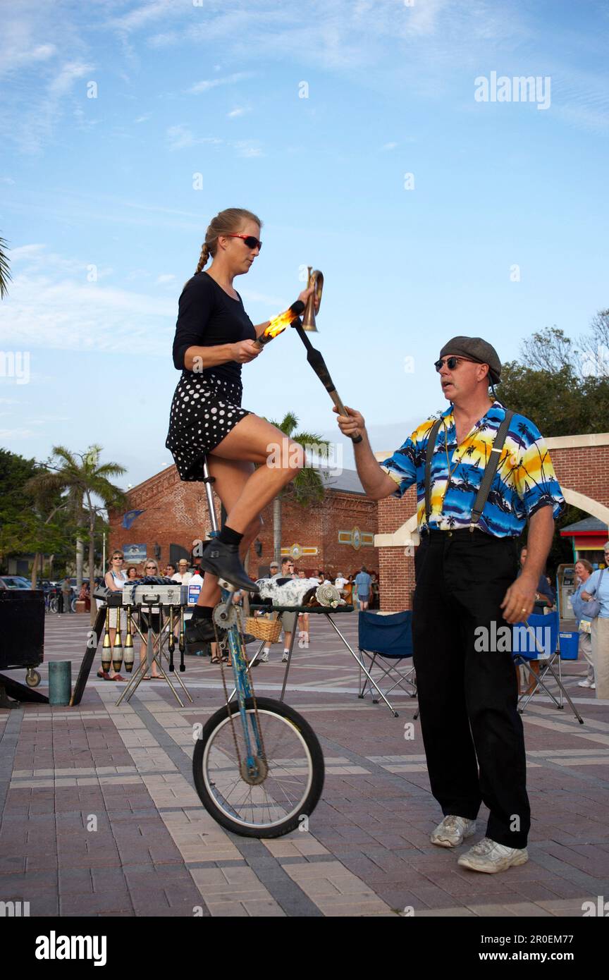 Radsportakrobat bei den Daily Sunset Celebrations, Mallory Square, Key West Florida, USA Stockfoto