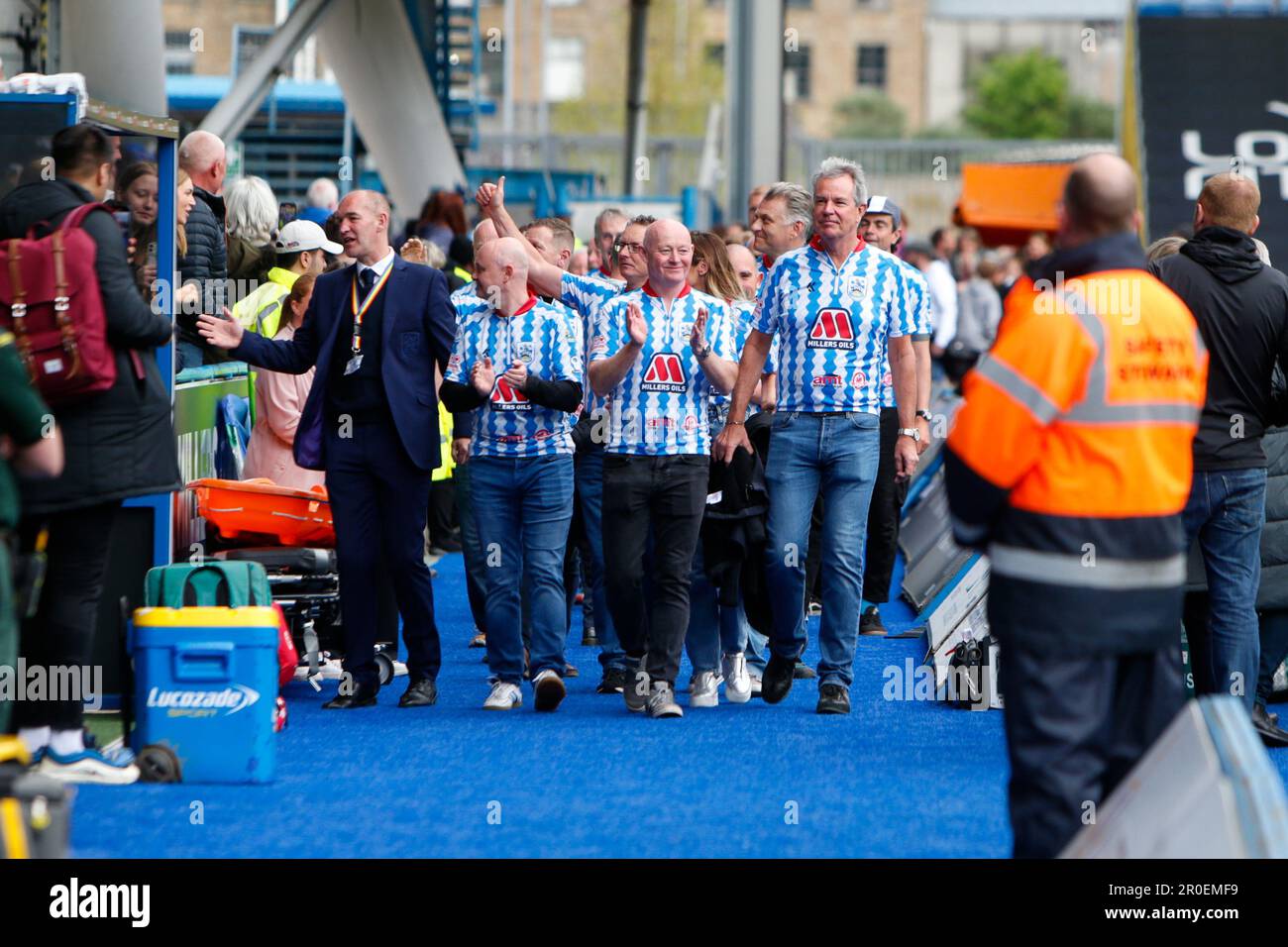 Pedal 4 Pounds Walkers geben beim Sky Bet Championship-Spiel Huddersfield Town vs. Reading im John Smith's Stadium, Huddersfield, Großbritannien, 8. Mai 2023 eine Ehrenrunde ab (Foto: Ben Early/News Images) Stockfoto