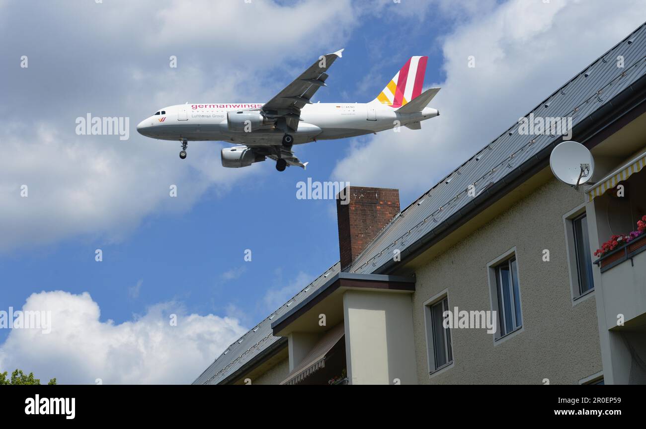 Fluglärm, Kurt-Schumacher-Damm, Tegel, Berlin, Deutschland Stockfoto