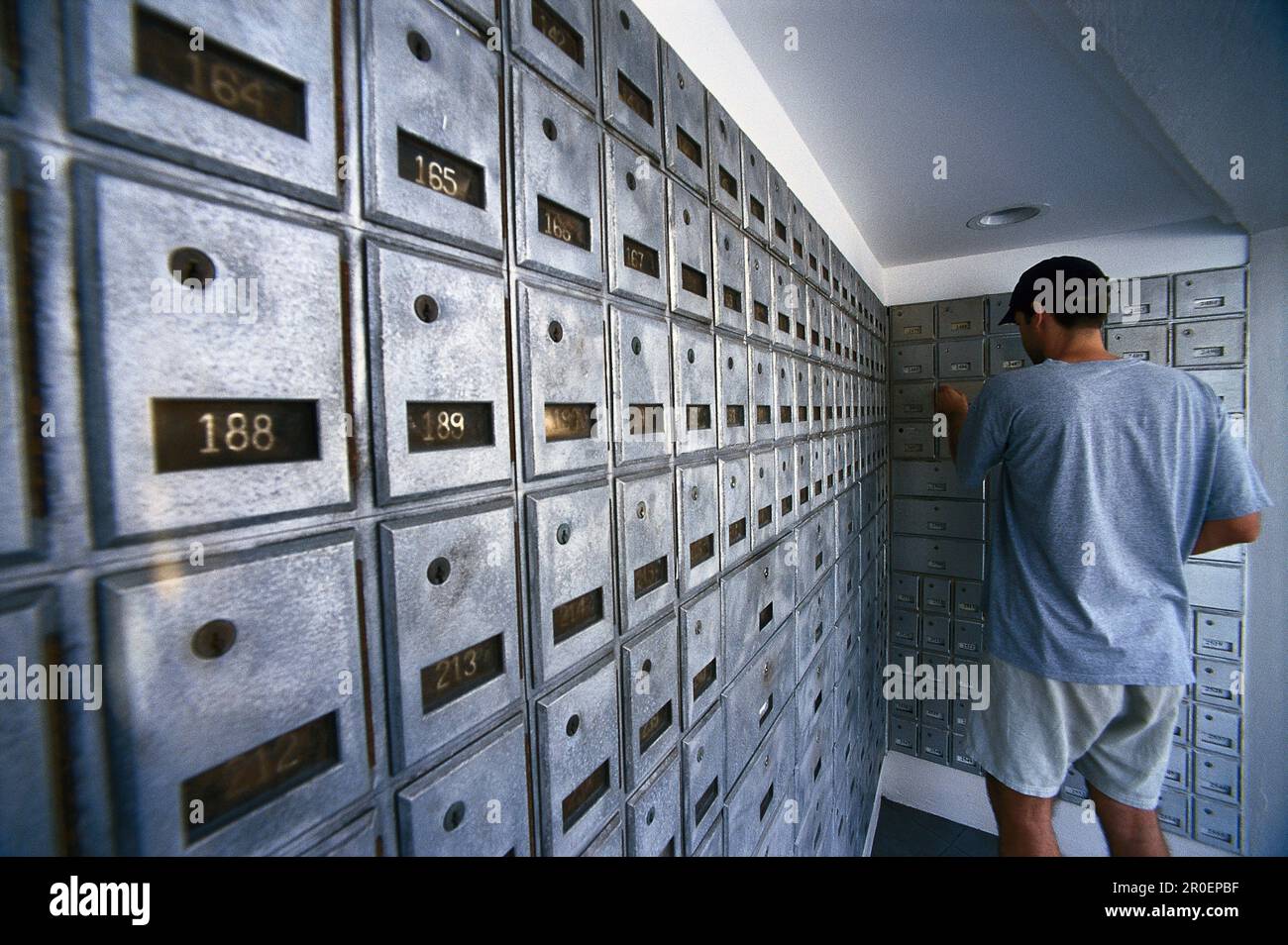 Ein Mann, der ein Postfach öffnet, Finanzen, Steuern, George Town, Kaimaninseln Stockfoto