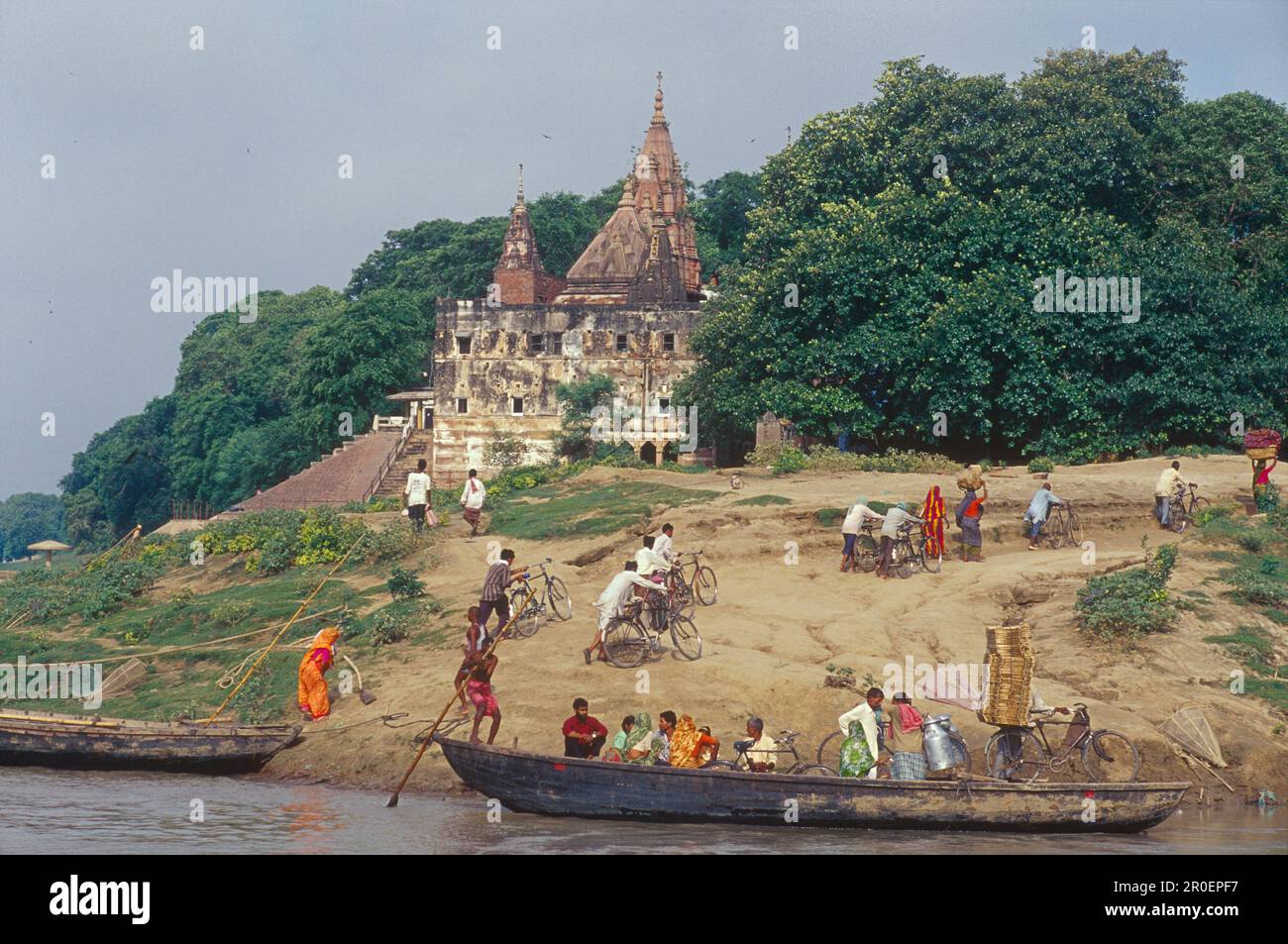 Fähre in Varauna Mündung vor dem Aadi Keshav Tempel, Ganges Fluss, Varanasi, Benares, Uttar Pradesh, Indien, Asien Stockfoto