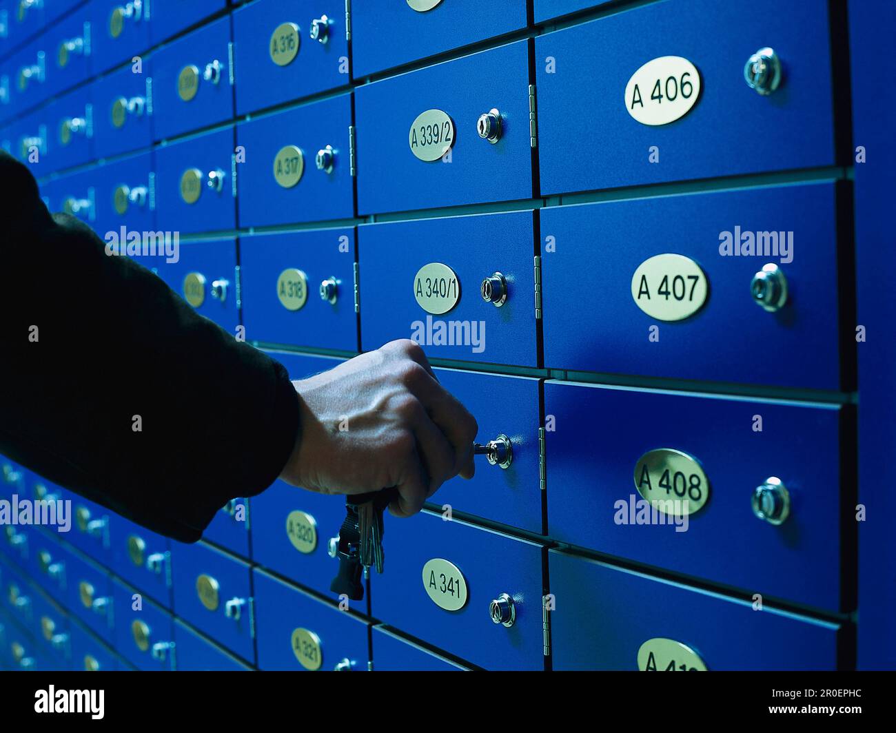 Ein Mann öffnet ein Schließfach in einer Bank, Business Stockfoto