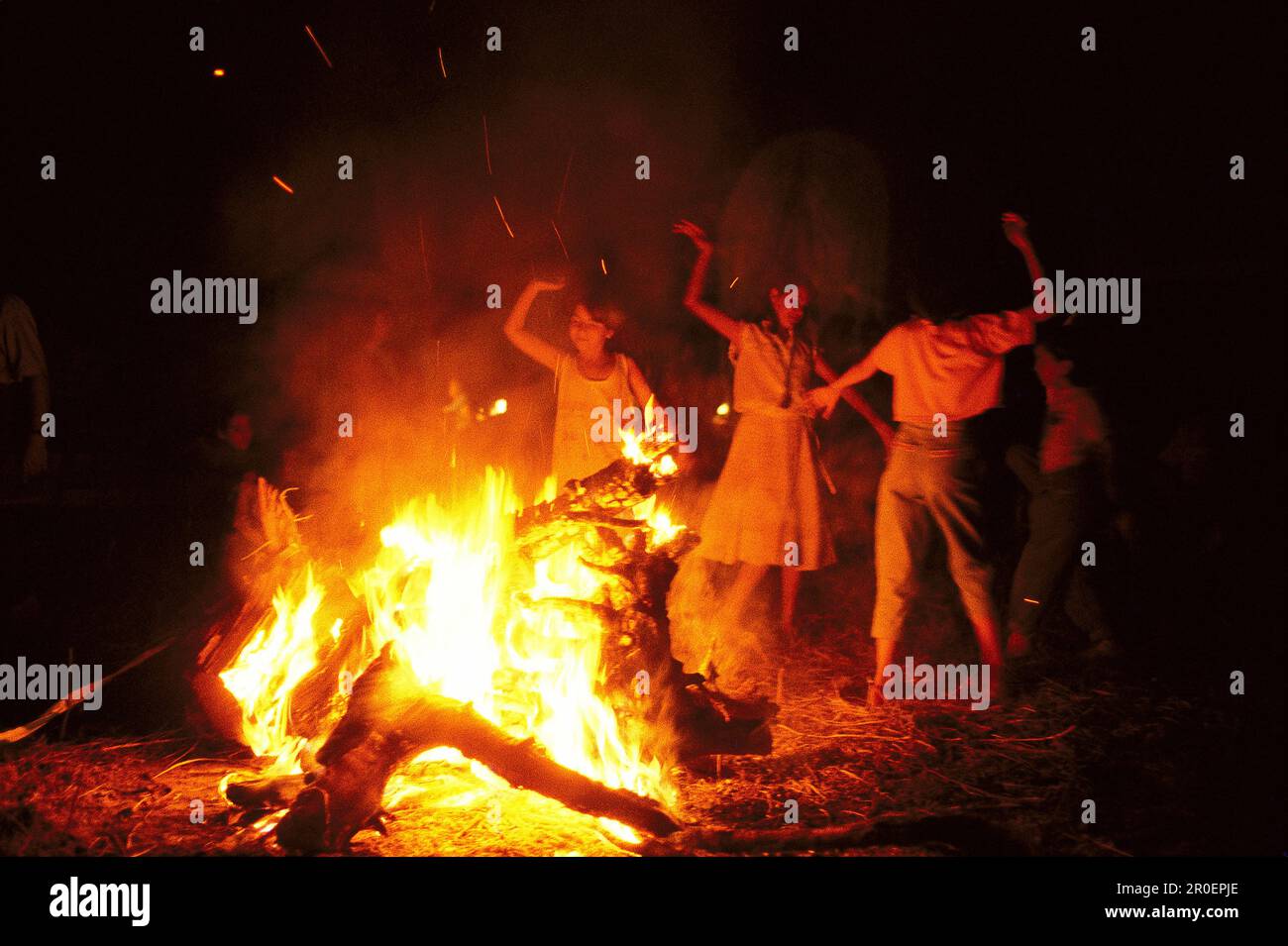 Menschen am Lagerfeuer, El Rocío, Wallfahrt Andalusien, Spanien S. 131 Stockfoto