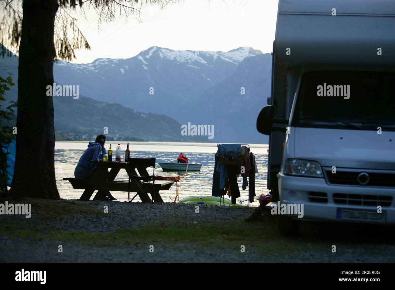 Wohnmobil am Ufer des Stryn-Sees, Sogn Og Fjordane, Norwegen Stockfoto