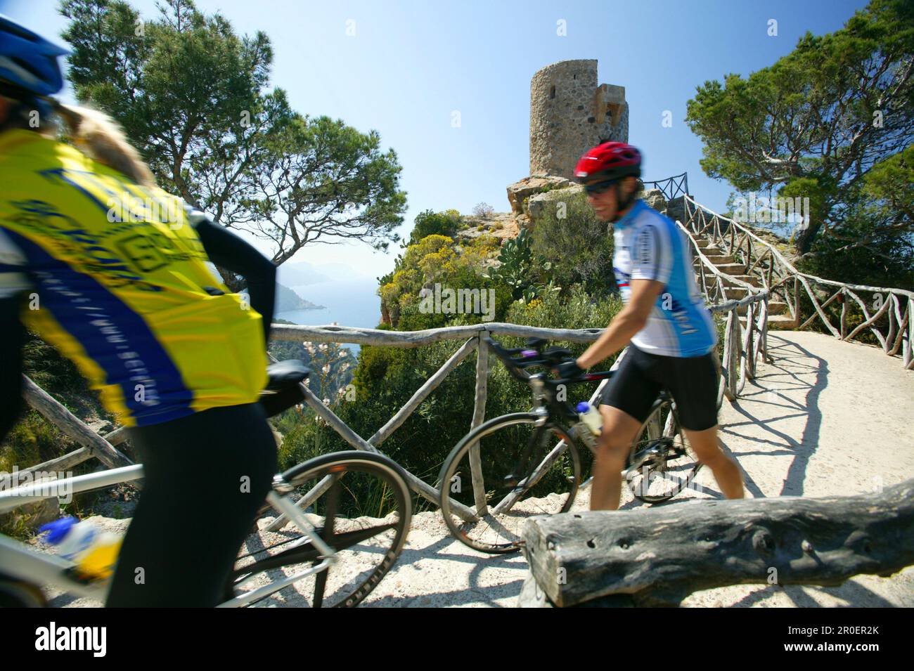 Menschen auf einer Radtour, die ihre Fahrräder von Torre Ses Animes, Mallorca, Balearen, Spanien, schieben Stockfoto