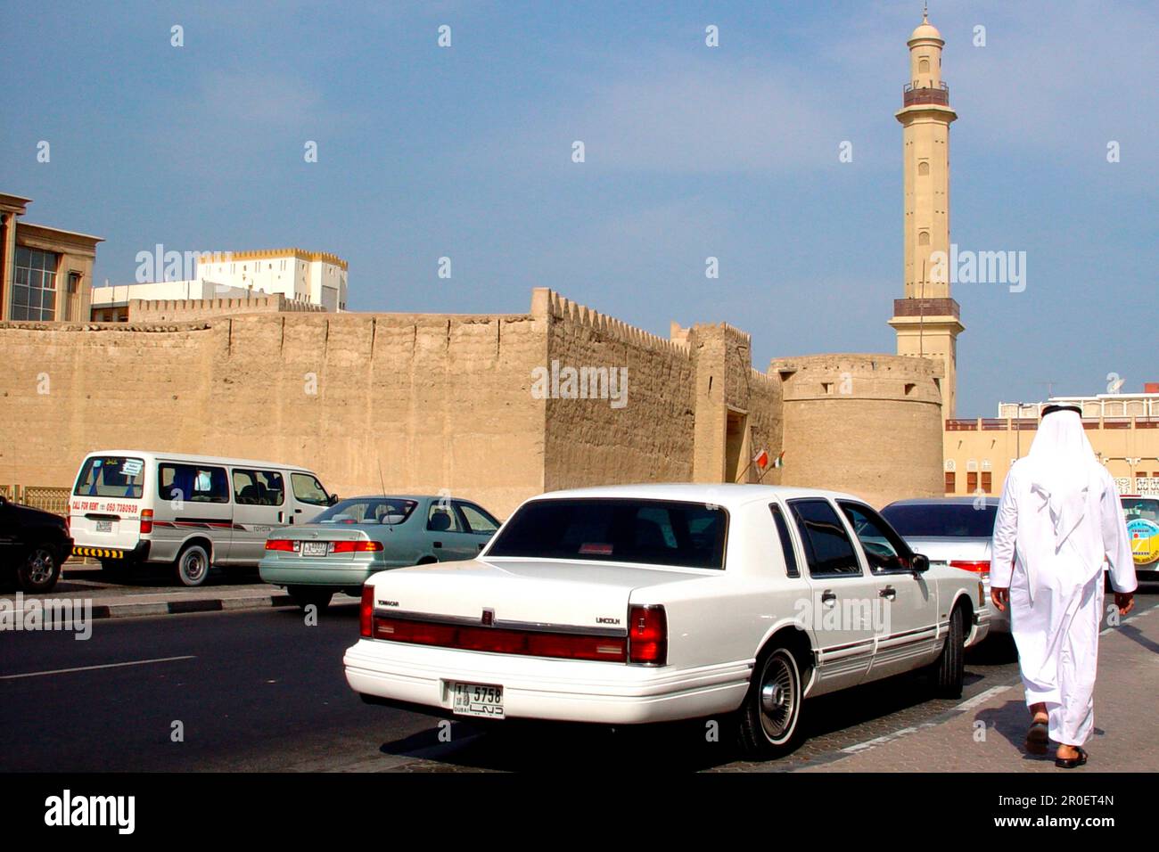 Araber und Autos vor dem Dubai Museum, Dubai, VAE, Vereinigte Arabische Emirate, Naher Osten, Asien Stockfoto