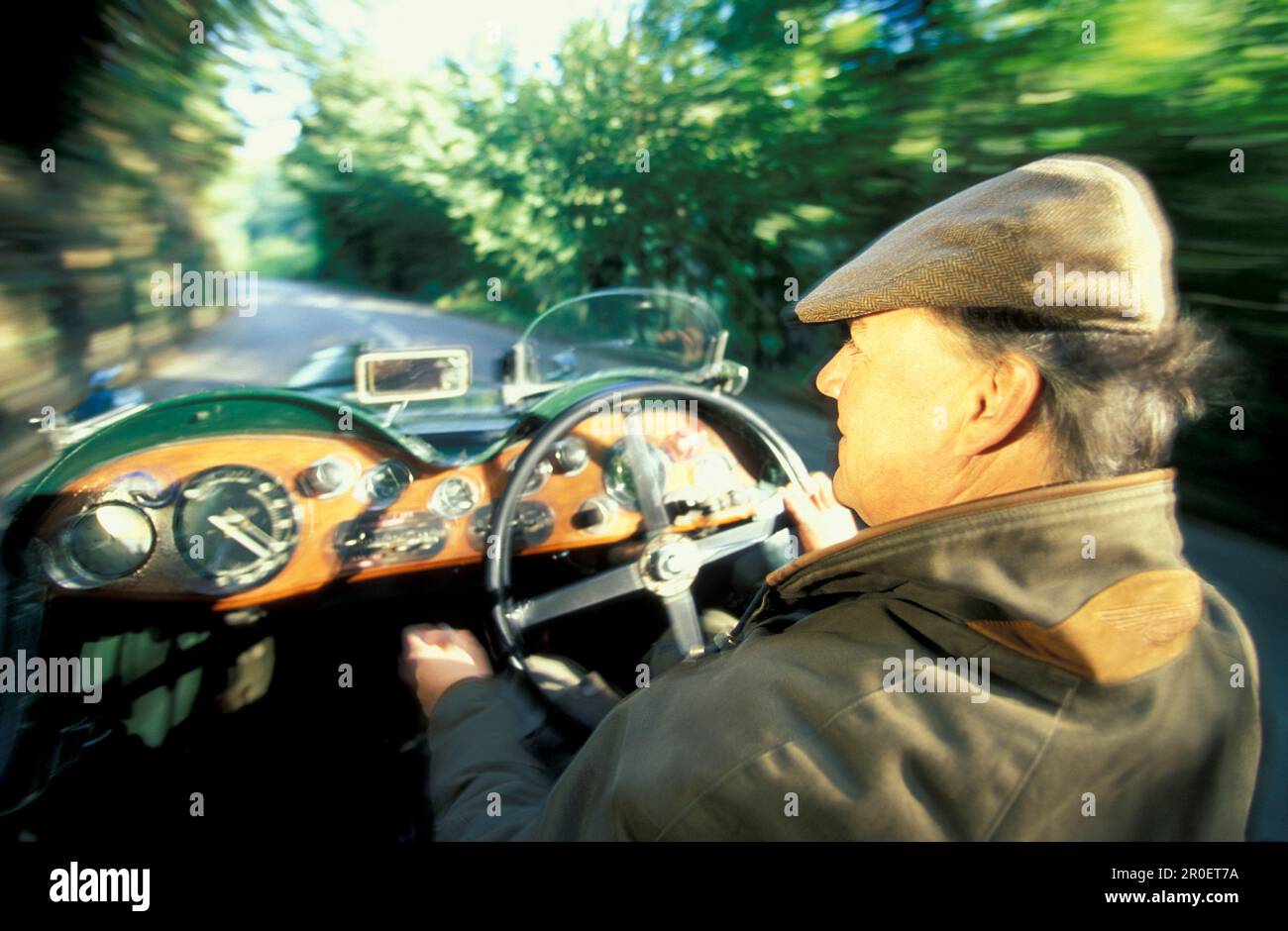 Mann, der einen Aston Martin, Jersey, Kanalinseln, Großbritannien fährt Stockfoto