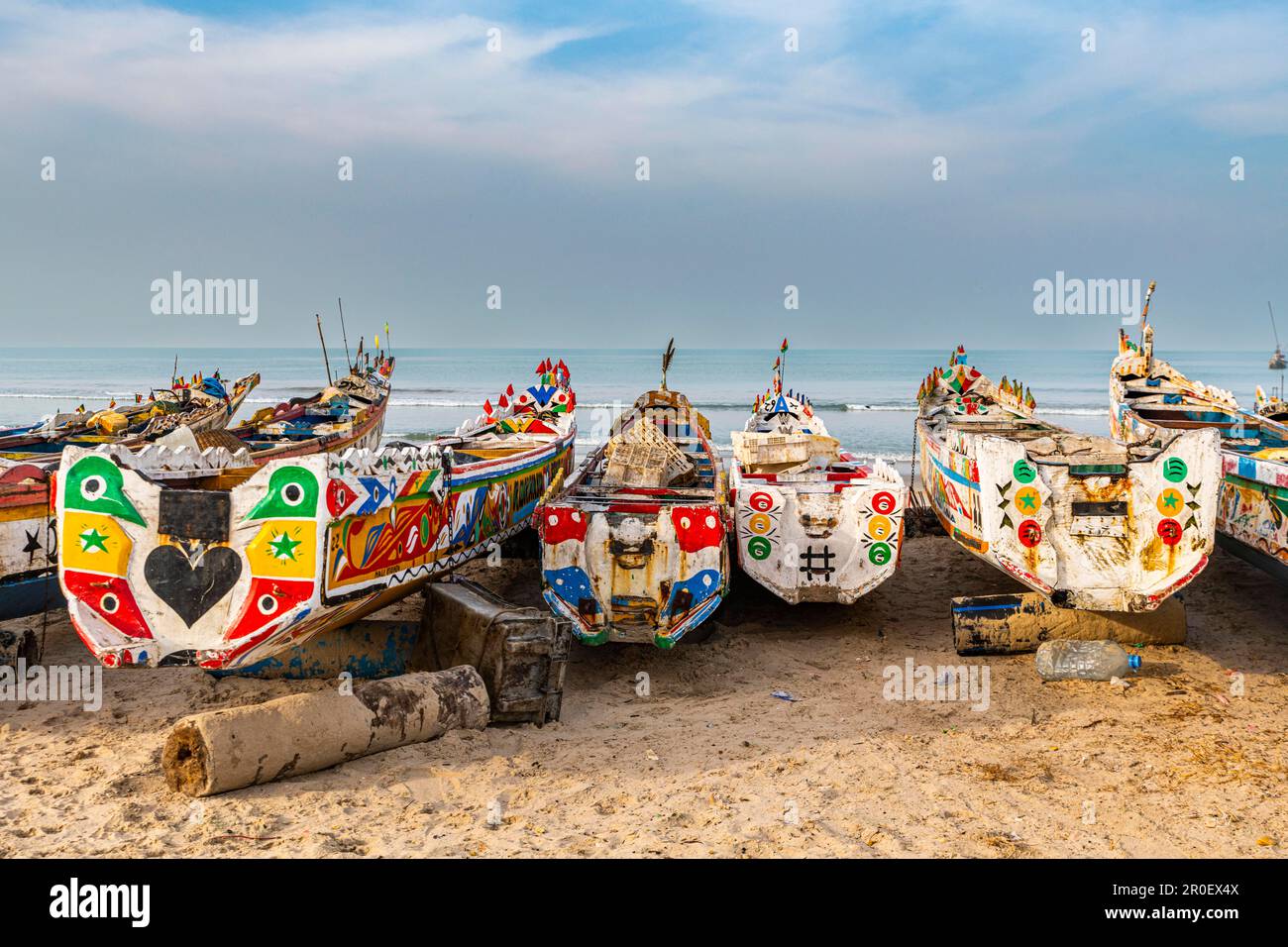 Bunte Fischerboote, Cap Skirring, Casamance, Senegal Stockfoto
