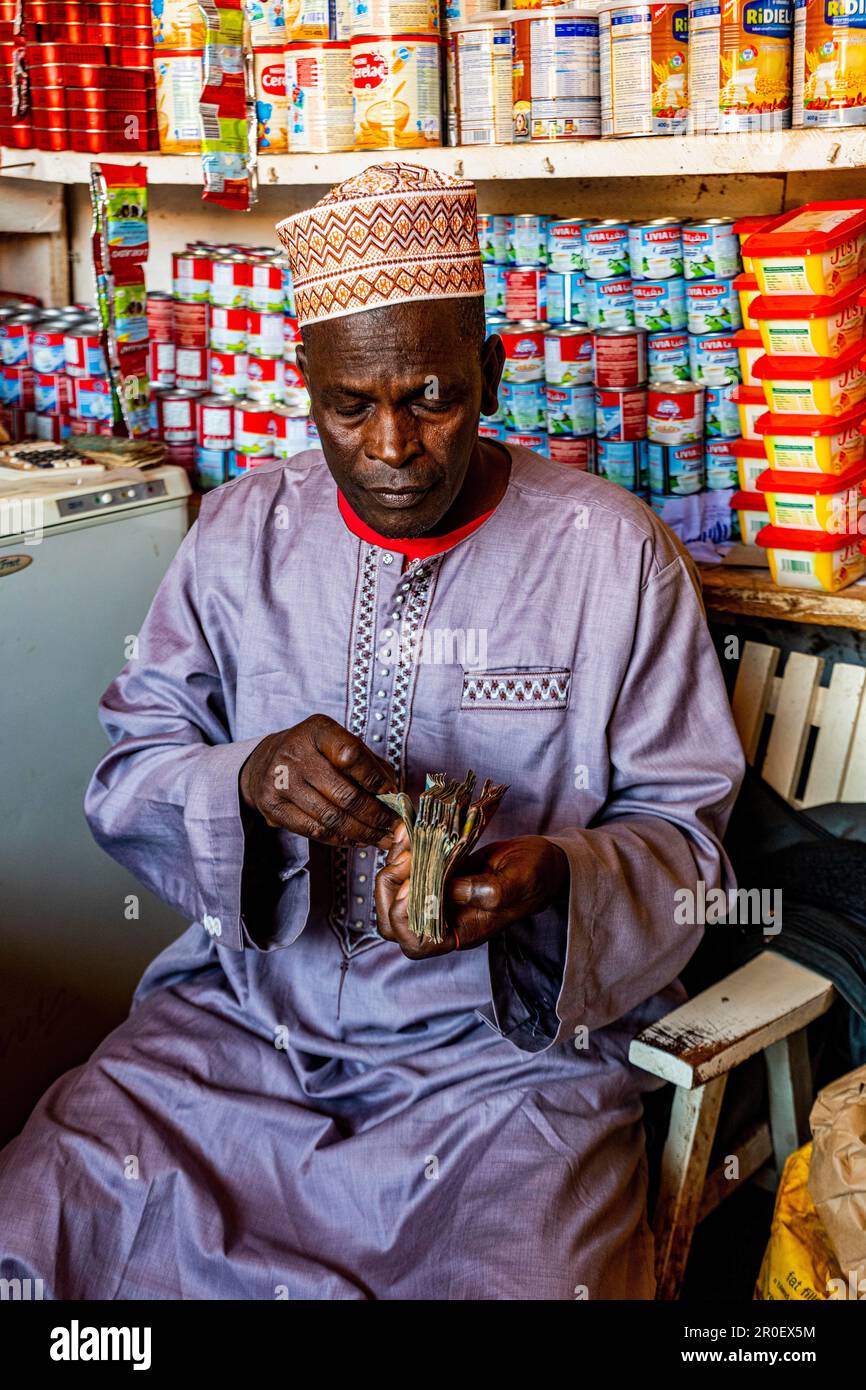 Örtlicher Geldwechsler auf dem Markt in Dalaba, Futa Djallon, Guinea Conakry Stockfoto
