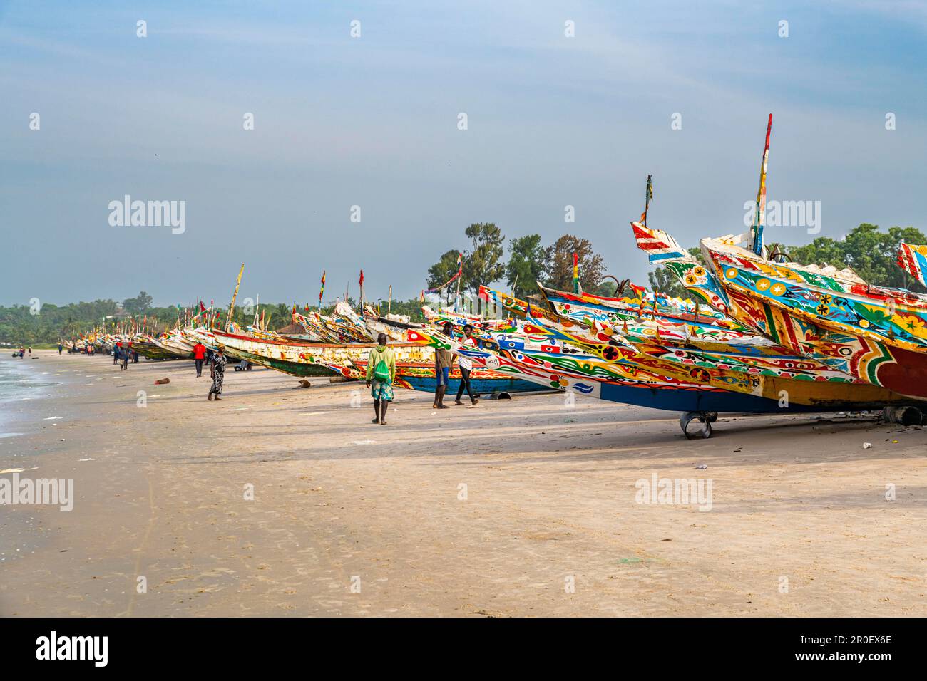 Bunte Fischerboote, Cap Skirring, Casamance, Senegal Stockfoto