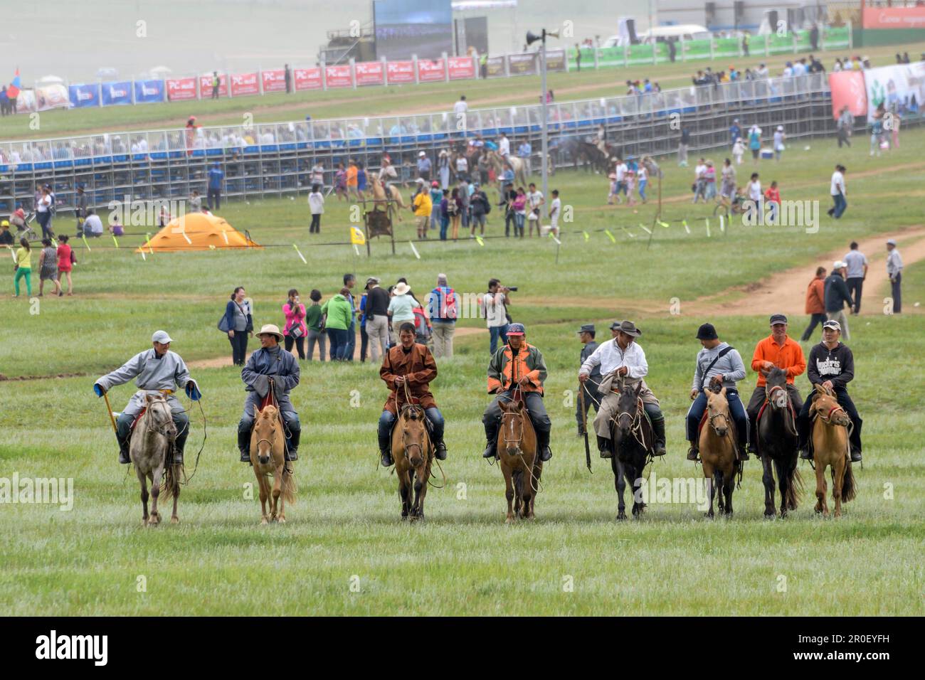 Zuschauer beim Pferderennen National-Naadaam, Ulaanbaatar, Mongolei Stockfoto