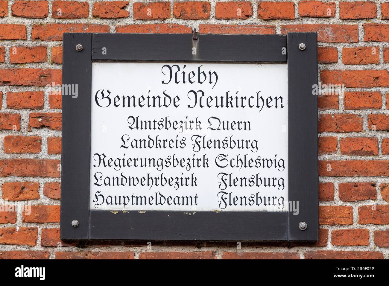 Ein Schild, das nach dem Deutsch-Dänischen Krieg 1864, nachdem die Region Teil Deutschlands, Nieby, Neukirchen, Quern geworden war, aufgestellt werden musste Stockfoto