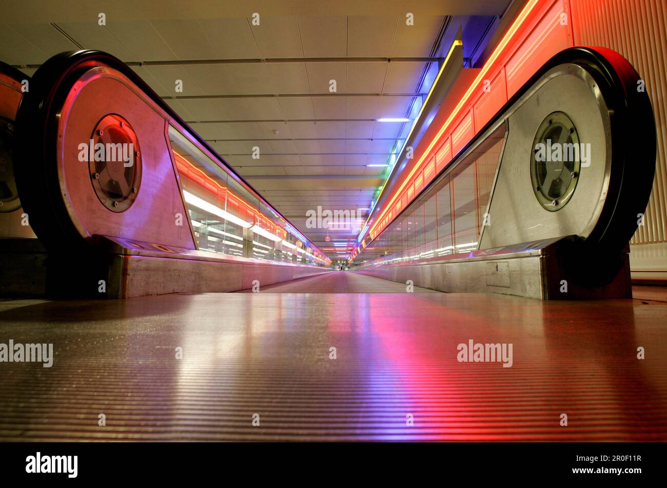 Beleuchteter beweglicher Boden am Terminal des Flughafens München, Bayern, Deutschland, Europa Stockfoto