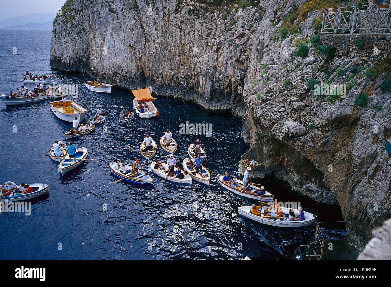 Blick auf Menschen auf Booten außerhalb der blauen Grotte, Capri, Italien, Europa Stockfoto