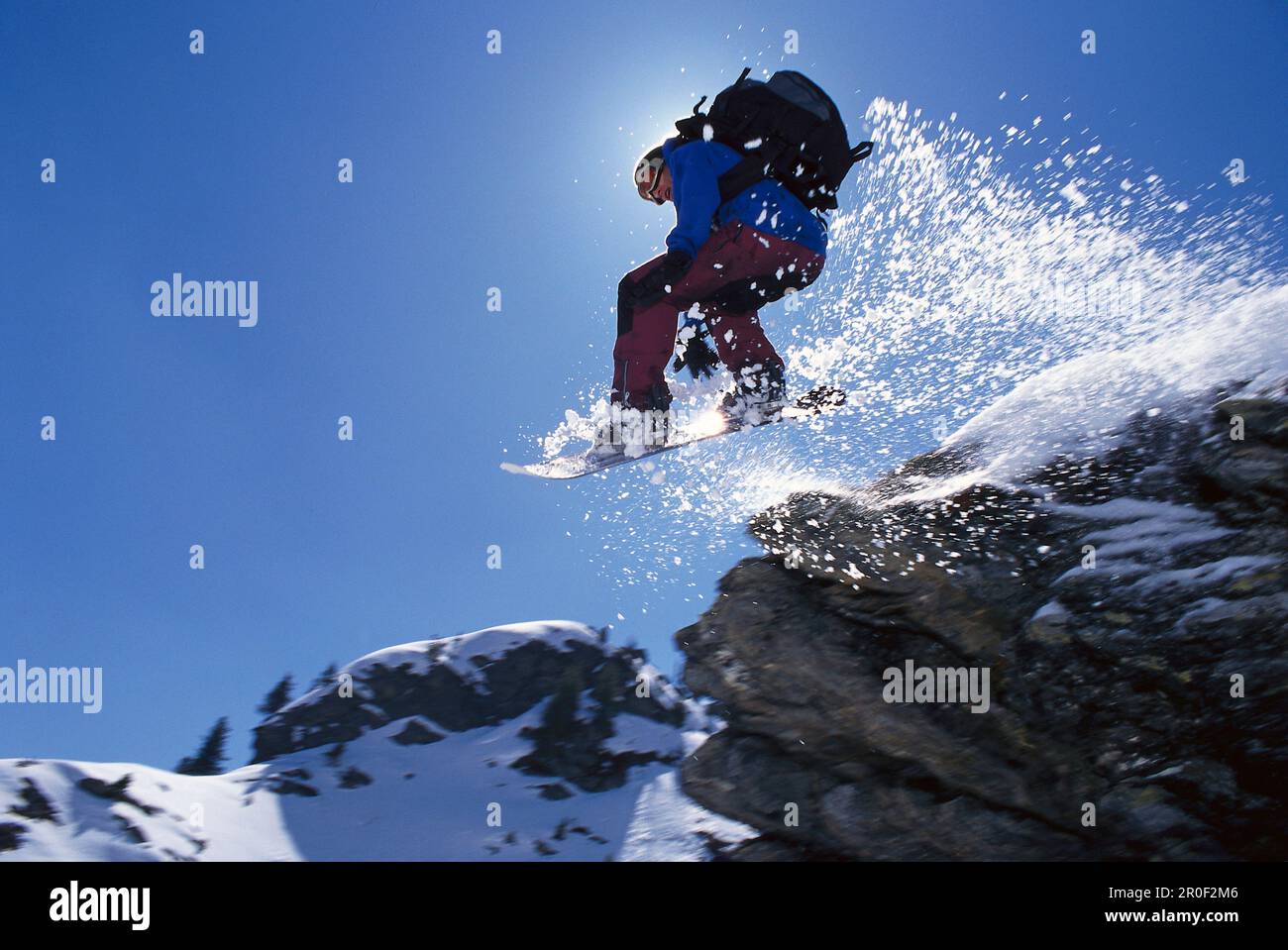 Snowboarder in Aktion, Performing a Jump, Hochfuegen, Zillertal, Tirol,  Österreich Stockfotografie - Alamy