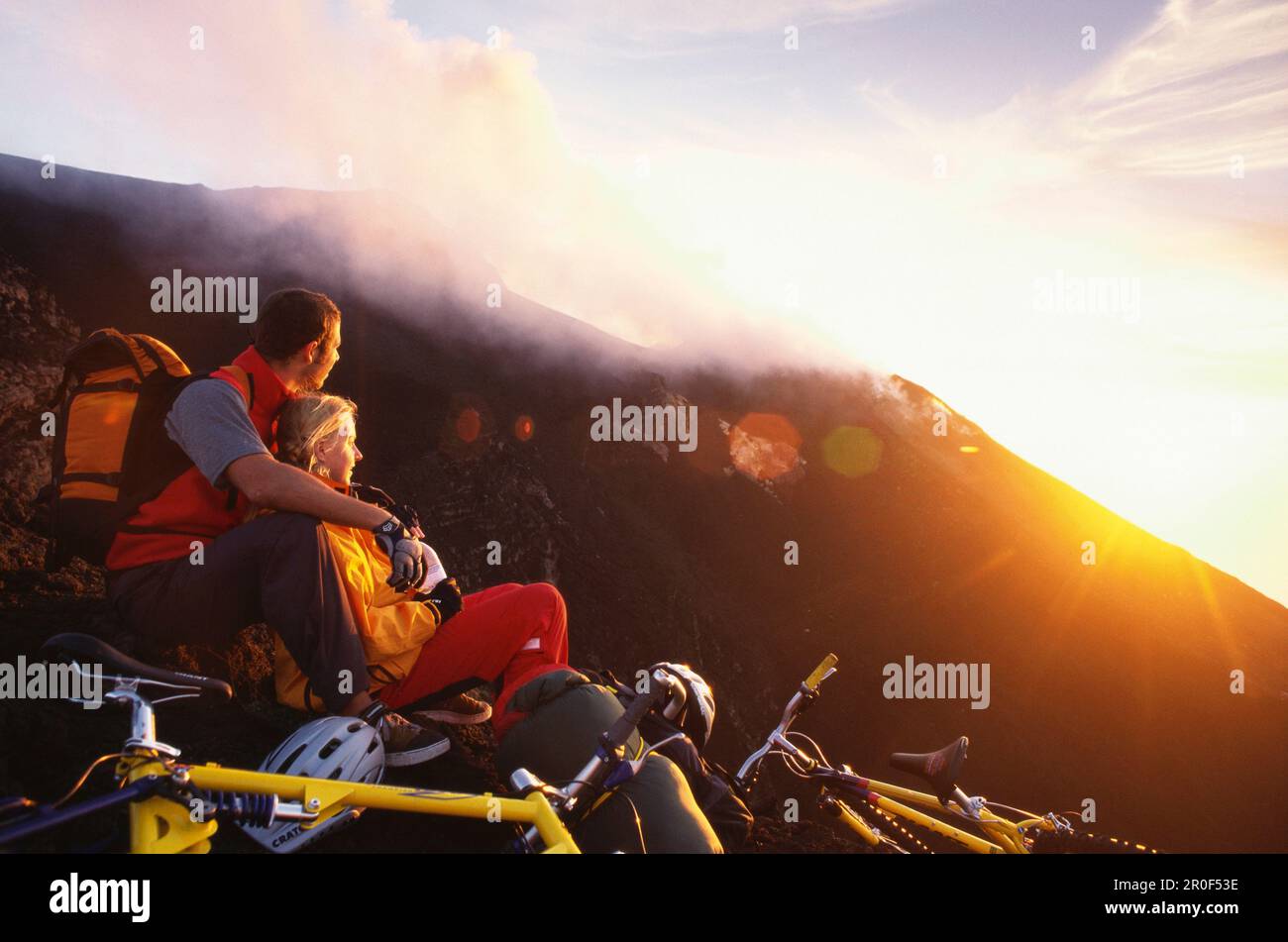 Mountainbiker auf Vulcano Island bei Sonnenuntergang, Äolische Inseln, Sizilien, Italien, Europa Stockfoto